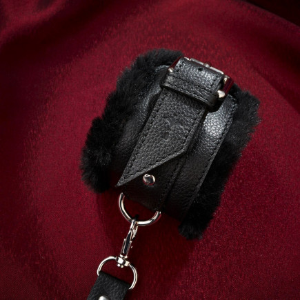 Skórzane kajdanki z futerkiem handcuffs Sessuale 33S01U