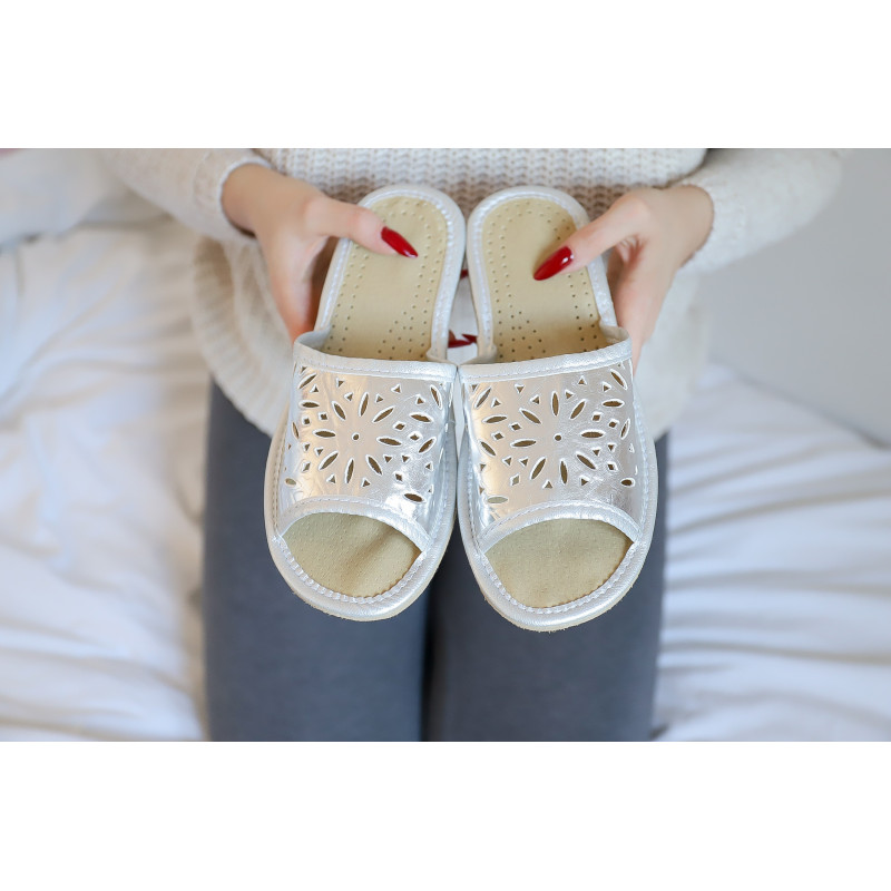 Kapcie damskie klapki R.37 na koturnie z wycięciami lekkie wygodne odkryte KD-02-SR-37