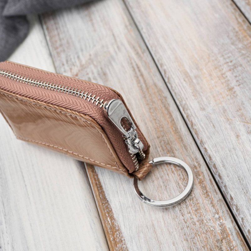 Skórzane etui na klucze beżowe lakierowane z motywem roślinnym SP-22-RBG