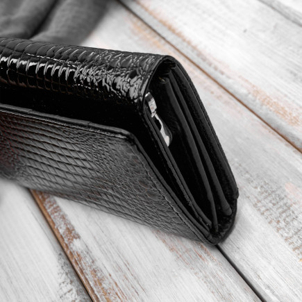 Portfel damski skórzany lakierowany czarny croco SP-16-CBL – elegancki portfel z tłoczeniem