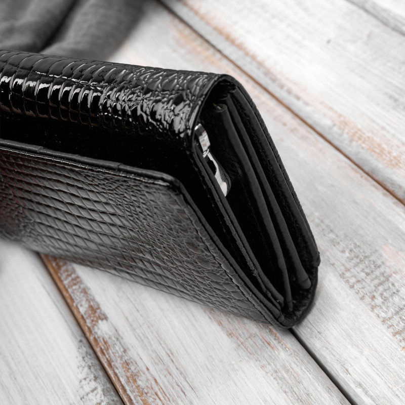 Portfel damski skórzany lakierowany czarny croco SP-16-CBL – elegancki portfel z tłoczeniem
