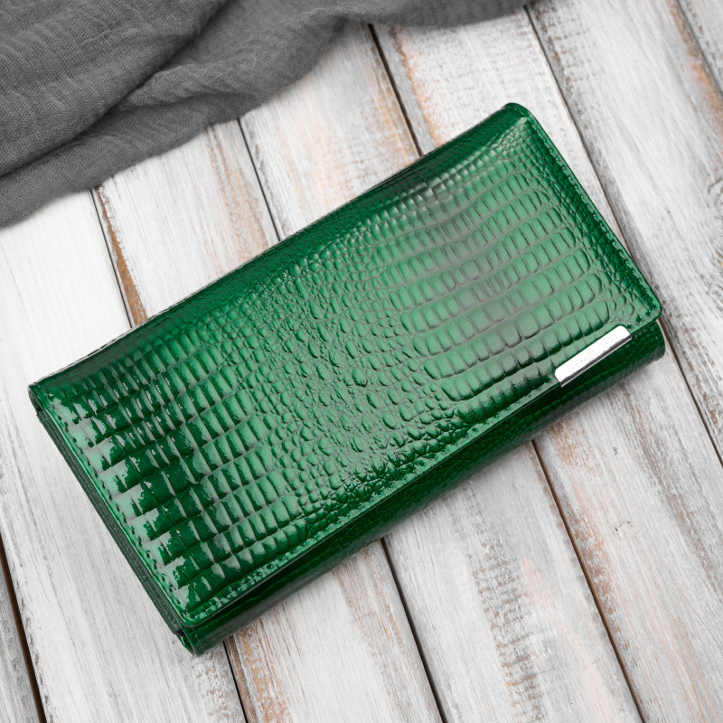 Portfel damski skórzany lakierowany zielony croco SP-16-CGRN – elegancki portfel z tłoczeniem