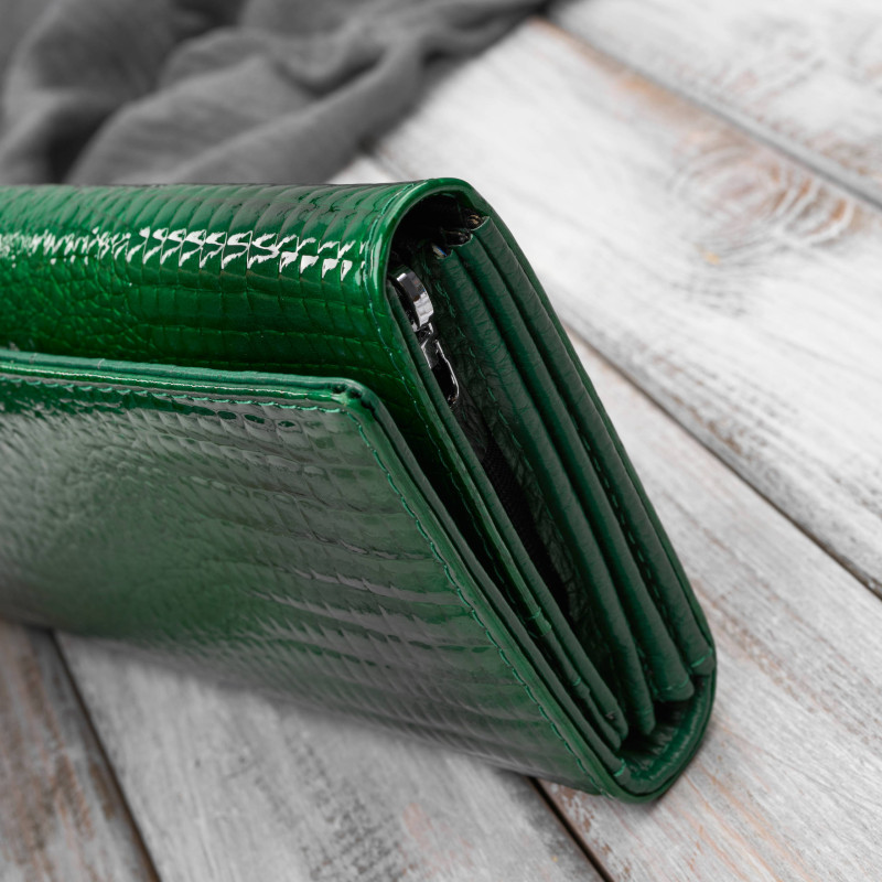 Portfel damski skórzany lakierowany zielony croco SP-16-CGRN – elegancki portfel z tłoczeniem