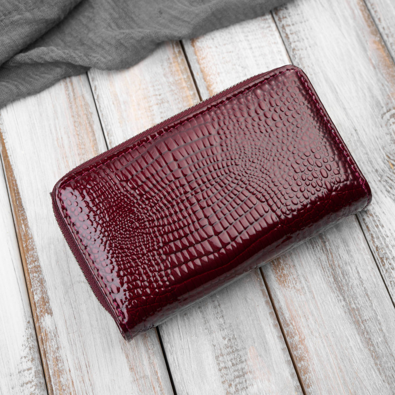 Portfel damski skórzany lakierowany croco burgundowy SP-24-CBGD – elegancki portfel z tłoczeniem