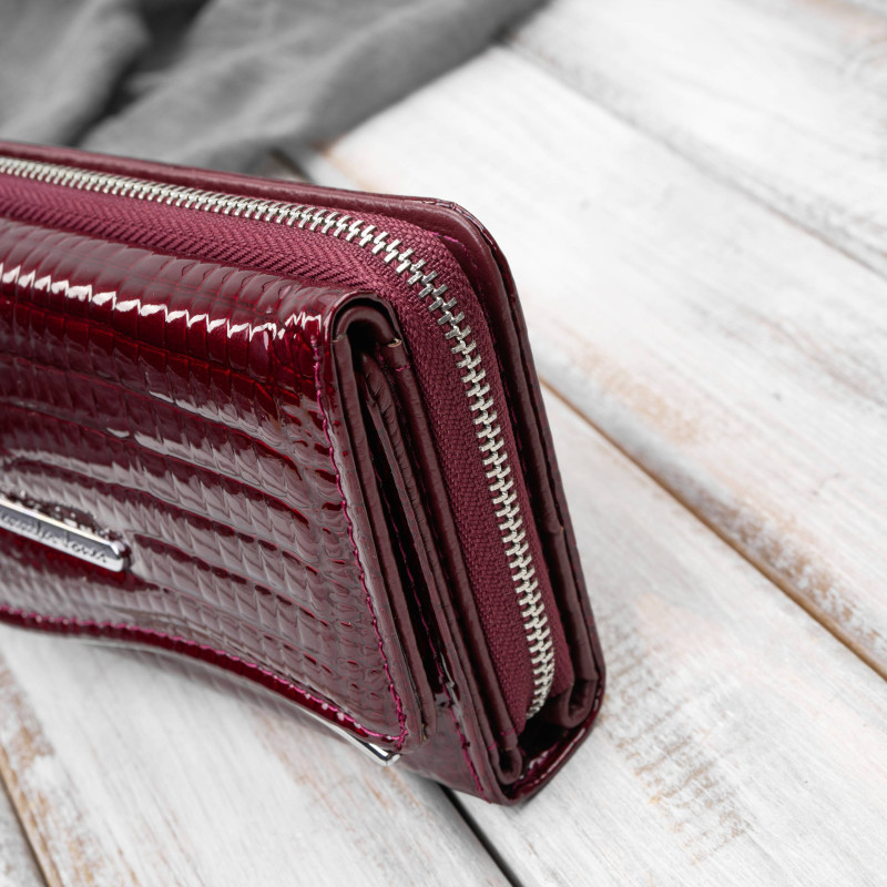 Portfel damski skórzany lakierowany croco burgundowy SP-24-CBGD – elegancki portfel z tłoczeniem