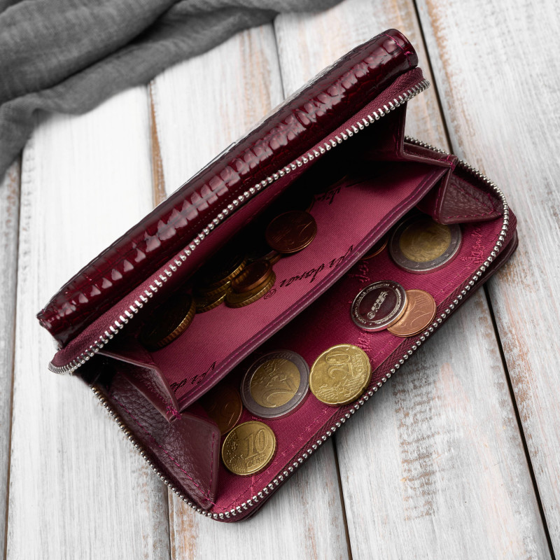 Portfel damski skórzany lakierowany croco burgundowy SP-24-CBGD – elegancki portfel z tłoczeniem