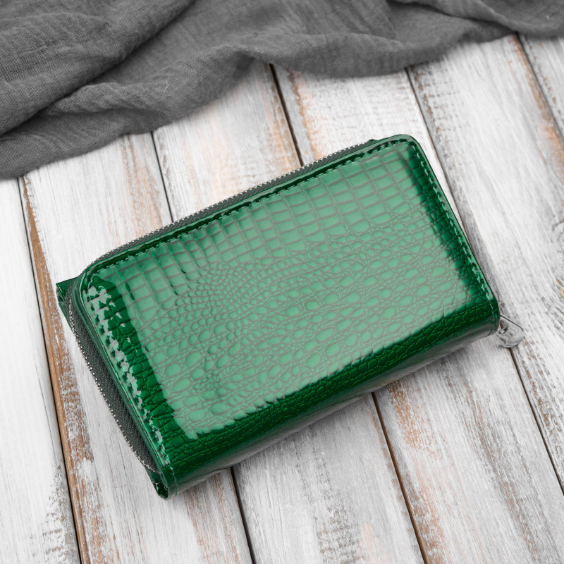 Portfel damski skórzany lakierowany croco zielony SP-24-CGRN – elegancki portfel z tłoczeniem