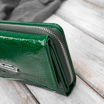 Portfel damski skórzany lakierowany croco zielony SP-24-CGRN – elegancki portfel z tłoczeniem