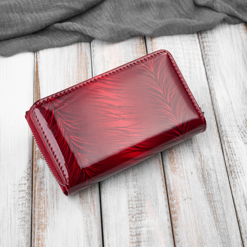 Portfel damski skórzany lakierowany czerwony SP-24-RD – elegancki portfel z roślinnym wzorem