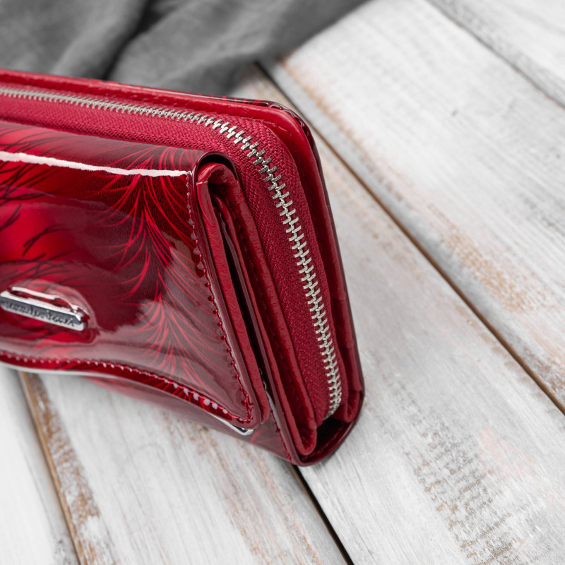 Portfel damski skórzany lakierowany czerwony SP-24-RD – elegancki portfel z roślinnym wzorem